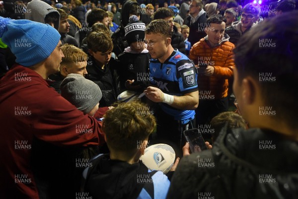 251025 - Cardiff Rugby v Edinburgh Rugby - United Rugby Championship - Tom Bowen of Cardiff Rugby with fans at full time