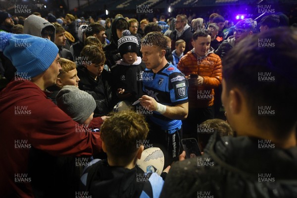 251025 - Cardiff Rugby v Edinburgh Rugby - United Rugby Championship - Tom Bowen of Cardiff Rugby with fans at full time