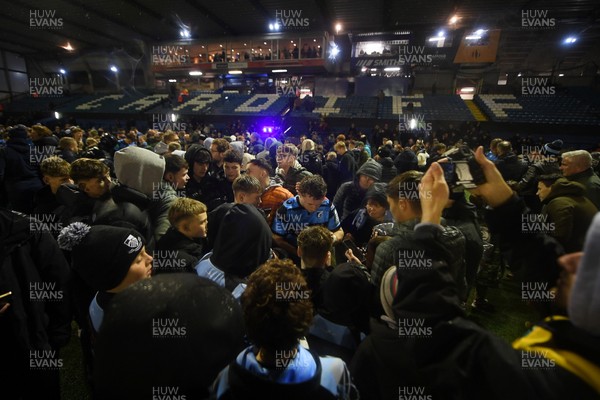 251025 - Cardiff Rugby v Edinburgh Rugby - United Rugby Championship - Tom Bowen of Cardiff Rugby with fans at full time