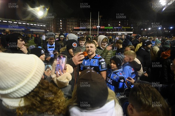251025 - Cardiff Rugby v Edinburgh Rugby - United Rugby Championship - Tom Bowen of Cardiff Rugby with fans at full time