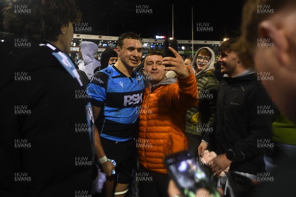 251025 - Cardiff Rugby v Edinburgh Rugby - United Rugby Championship - Taine Basham of Cardiff Rugby with fans at full time