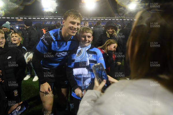 251025 - Cardiff Rugby v Edinburgh Rugby - United Rugby Championship - Jacob Beetham of Cardiff Rugby with fans at full time