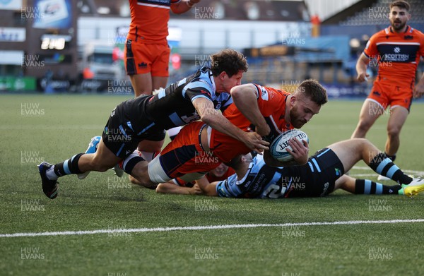 301022 - Cardiff Rugby v Edinburgh - BKT United Rugby Championship - Luke Crosbie of Edinburgh can�t be stopped by Lloyd Williams of Cardiff to dive over and score a try
