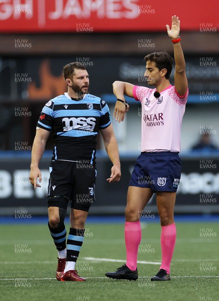 301022 - Cardiff Rugby v Edinburgh - BKT United Rugby Championship - Thomas Young of Cardiff looks at Referee Gianluca Gnecchi