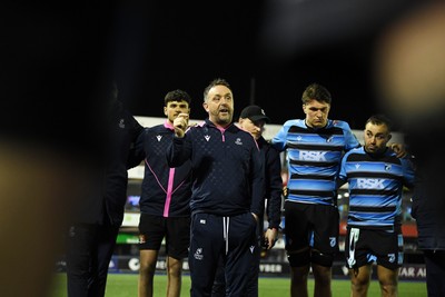 210325 - Cardiff Rugby v Emirates Lions - United Rugby Championship - Matt Sherratt, Cardiff Head Coach leads the team huddle at full time