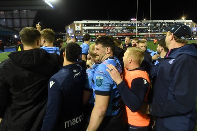 210325 - Cardiff Rugby v Emirates Lions - United Rugby Championship - Cardiff team huddle at full time