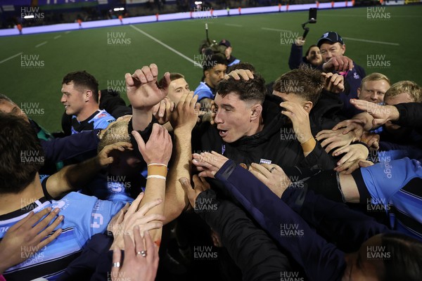 210325 - Cardiff Rugby v Emirates Lions - United Rugby Championship - Cardiff team huddle at full time