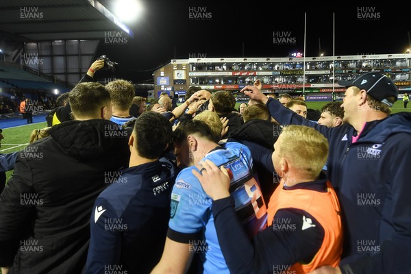 210325 - Cardiff Rugby v Emirates Lions - United Rugby Championship - Cardiff team huddle at full time