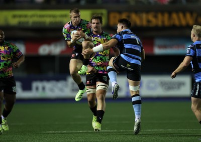 270925 - Cardiff Rugby v Emirates Lions - United Rugby Championship - Nico Steyn of Lions gets the high ball 