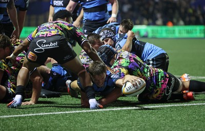270925 - Cardiff Rugby v Emirates Lions - United Rugby Championship - Alex Mann of Cardiff scores a try