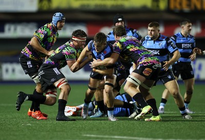 270925 - Cardiff Rugby v Emirates Lions - United Rugby Championship - Alex Mann of Cardiff is tackled by Ruan Delport and Jarod Cairns of Lions 