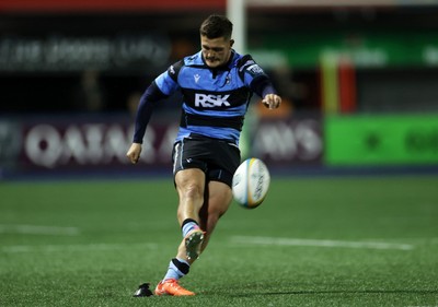 270925 - Cardiff Rugby v Emirates Lions - United Rugby Championship - Callum Sheedy of Cardiff kicks the conversion