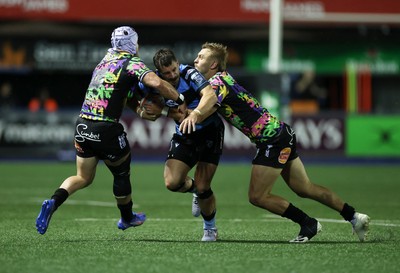 270925 - Cardiff Rugby v Emirates Lions - United Rugby Championship - Harri Millard of Cardiff is tackled by Angelo Davids and Richard Kriel of Lions 