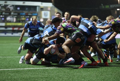 270925 - Cardiff Rugby v Emirates Lions - United Rugby Championship - Evan Lloyd of Cardiff scores a try