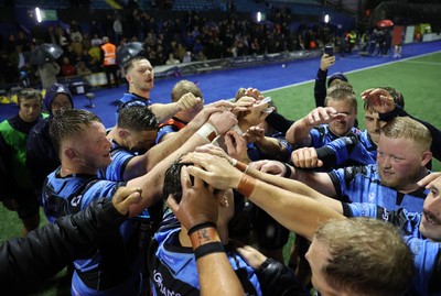 270925 - Cardiff Rugby v Emirates Lions - United Rugby Championship - Cardiff team huddle at full time