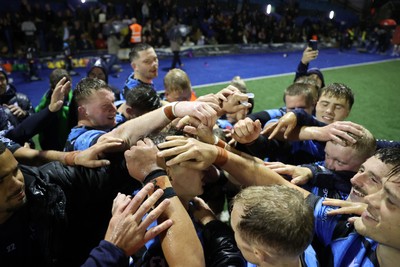 270925 - Cardiff Rugby v Emirates Lions - United Rugby Championship - Cardiff team huddle at full time