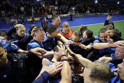 270925 - Cardiff Rugby v Emirates Lions - United Rugby Championship - Cardiff team huddle at full time