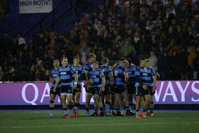 270925 - Cardiff Rugby v Emirates Lions - United Rugby Championship - Cardiff team gather during the game