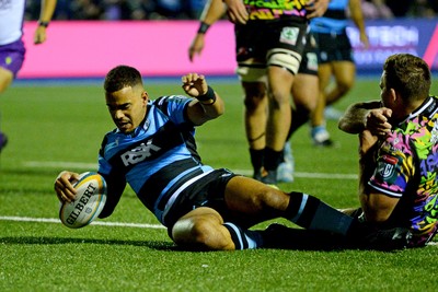 270925 - Cardiff Rugby v Emirates Lions - United Rugby Championship - Ben Thomas of Cardiff Rugby scores a try