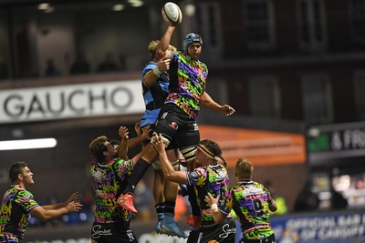270925 - Cardiff Rugby v Emirates Lions - United Rugby Championship - Dylan Sjoblon of Lions wins the line-out