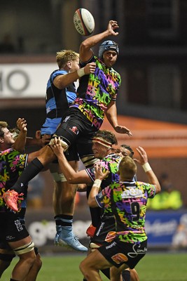 270925 - Cardiff Rugby v Emirates Lions - United Rugby Championship - Dylan Sjoblon of Lions wins the line-out