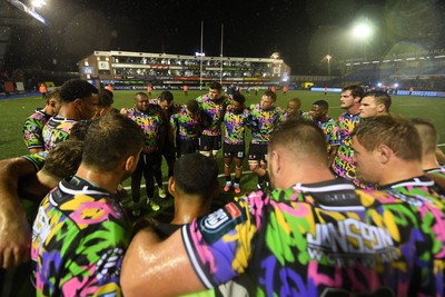 270925 - Cardiff Rugby v Emirates Lions - United Rugby Championship - Lions huddle at full time