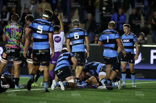 270925 - Cardiff Rugby v Emirates Lions - United Rugby Championship - Lions push over to score a try