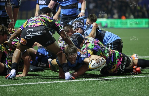 270925 - Cardiff Rugby v Emirates Lions - United Rugby Championship - Alex Mann of Cardiff scores a try