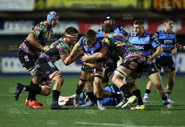 270925 - Cardiff Rugby v Emirates Lions - United Rugby Championship - Alex Mann of Cardiff is tackled by Ruan Delport and Jarod Cairns of Lions 