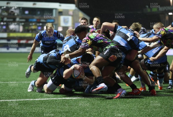 270925 - Cardiff Rugby v Emirates Lions - United Rugby Championship - Evan Lloyd of Cardiff scores a try