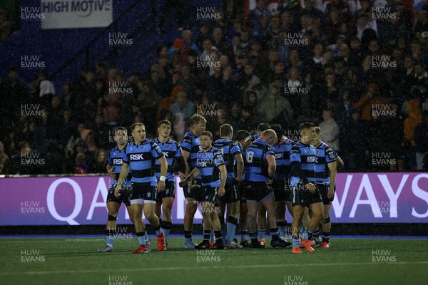 270925 - Cardiff Rugby v Emirates Lions - United Rugby Championship - Cardiff team gather during the game