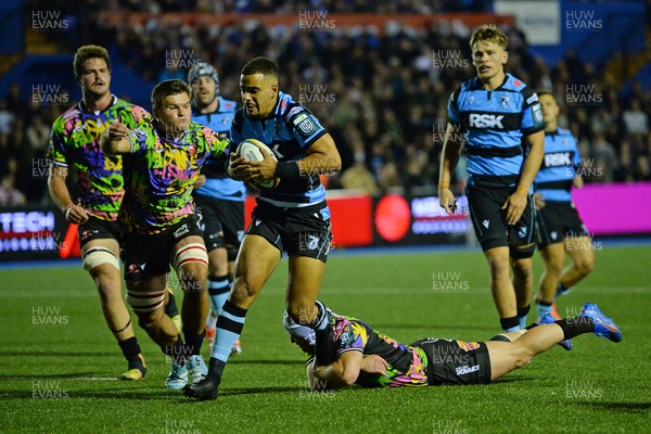270925 - Cardiff Rugby v Emirates Lions - United Rugby Championship - Ben Thomas of Cardiff Rugby scores a try