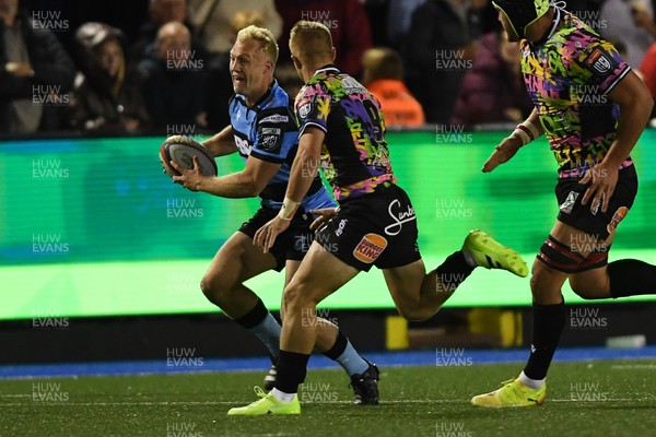 270925 - Cardiff Rugby v Emirates Lions - United Rugby Championship - Johan Mulder of Cardiff Rugby is challenged by Nico Steyn of Lions
