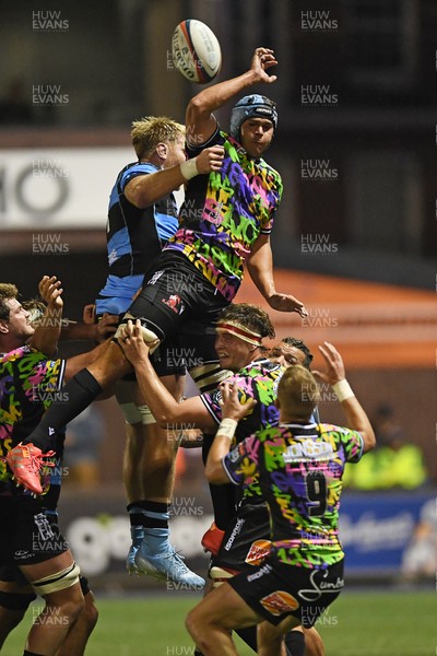 270925 - Cardiff Rugby v Emirates Lions - United Rugby Championship - Dylan Sjoblon of Lions wins the line-out