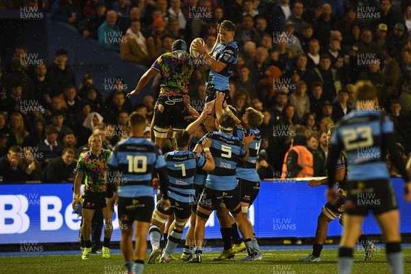 270925 - Cardiff Rugby v Emirates Lions - United Rugby Championship - Alex Mann of Cardiff Rugby wins the line-out