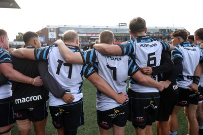 190926 - Cardiff Rugby v Exeter Chiefs - Pre Season Friendly - Cardiff team huddle
