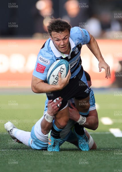 260322 - Cardiff Rugby v Glasgow Warriors - United Rugby Championship - Jarrod Evans of Cardiff Rugby is tackled by Rory Darge of Glasgow