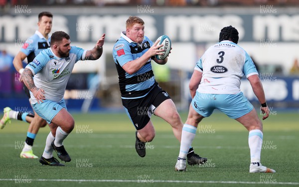 260322 - Cardiff Rugby v Glasgow Warriors - United Rugby Championship - Rhys Carre of Cardiff Rugby is tackled by Jack Dempsey and Ross Thompson of Glasgow