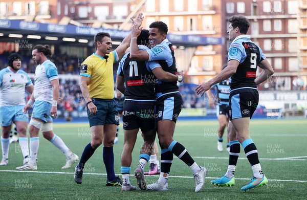 260322 - Cardiff Rugby v Glasgow Warriors - United Rugby Championship - Theo Cabango of Cardiff Rugby celebrates scoring a try with team mates
