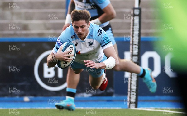 260322 - Cardiff Rugby v Glasgow Warriors - United Rugby Championship - Fraser Brown of Glasgow runs in to score a try