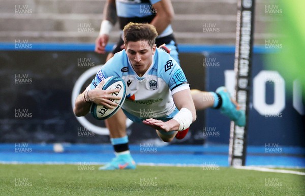260322 - Cardiff Rugby v Glasgow Warriors - United Rugby Championship - Fraser Brown of Glasgow runs in to score a try