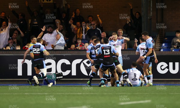 260322 - Cardiff Rugby v Glasgow Warriors - United Rugby Championship - Cardiff celebrate as Theo Cabango of Cardiff Rugby goes over the line to score a try