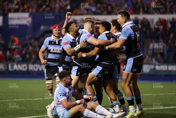 260322 - Cardiff Rugby v Glasgow Warriors, United Rugby Championship - Theo Cabango of Cardiff Rugby celebrates with teammates after he races through to score try