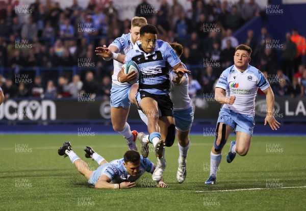 260322 - Cardiff Rugby v Glasgow Warriors, United Rugby Championship - Theo Cabango of Cardiff Rugby races through to score try