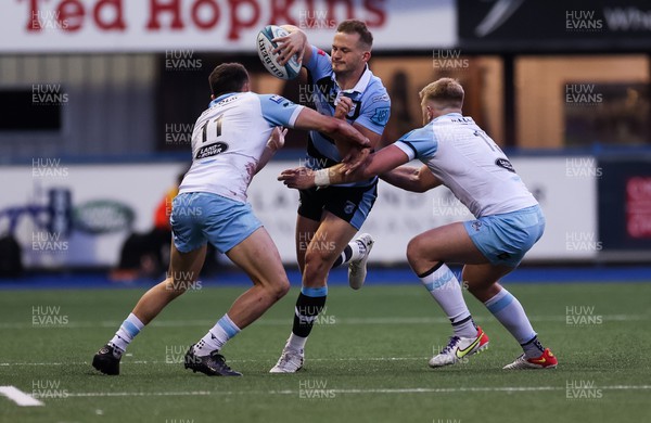 260322 - Cardiff Rugby v Glasgow Warriors, United Rugby Championship - Hallam Amos of Cardiff Rugby takes on Cole Forbes of Glasgow Warriors and Kyle Steyn of Glasgow Warriors