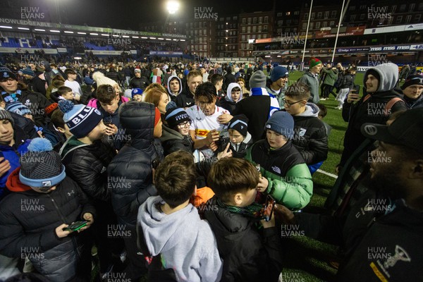 130124 - Cardiff Rugby v Harlequins - Investec Champions Cup - Marcus Smith of Harlequins is surrounded by fans