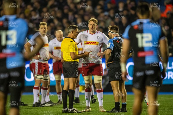 130124 - Cardiff Rugby v Harlequins - Investec Champions Cup - referee Frank Murphy talk to the captains