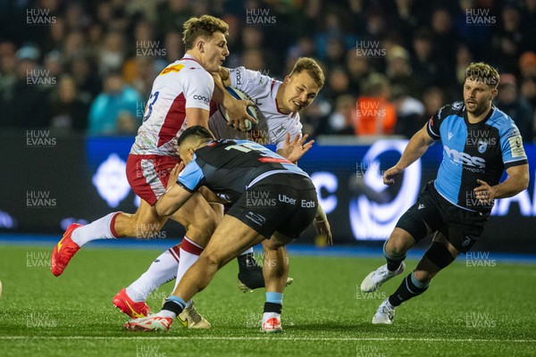130124 - Cardiff Rugby v Harlequins - Investec Champions Cup - Andre Esterhuizen of Harlequins is tackled by Willis Halaholo of Cardiff Rugby