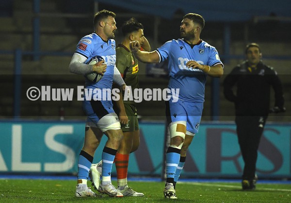 140122 - Cardiff Rugby v Harlequins - European Rugby Heineken Champions Cup - Owen Lane of Cardiff celebrates scoring try with Kirby Myhill