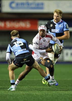 231026 Cardiff Rugby v Hollywoodbets Sharks, BKT United Rugby Championship - Zekhethelo Siyaya of Hollywoodbets Sharks takes on Cam Winnett of Cardiff Rugby